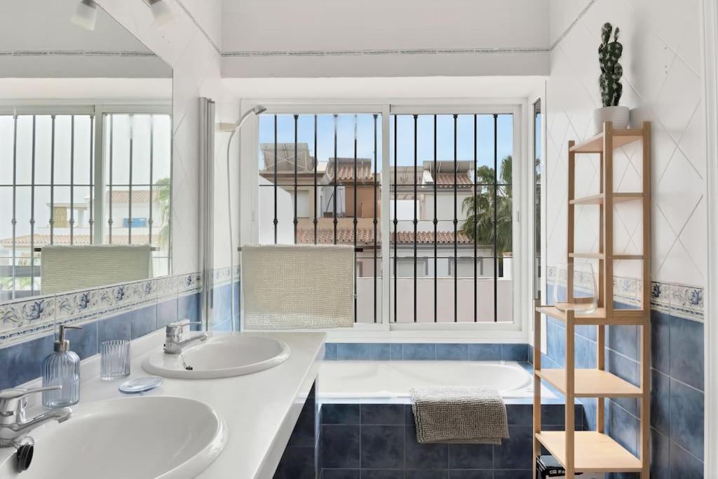 Adosado Con Solarium Y Piscina En - Vistamar 16 Appartamento Marbella